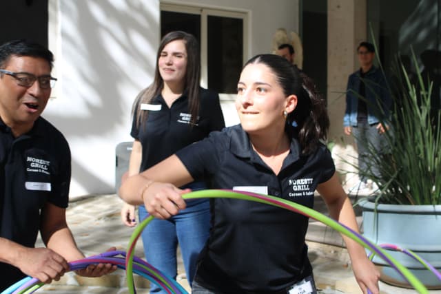 Mujer enfocada en completar una tarea como parte del rally empresarial, mostrando compromiso y determinación