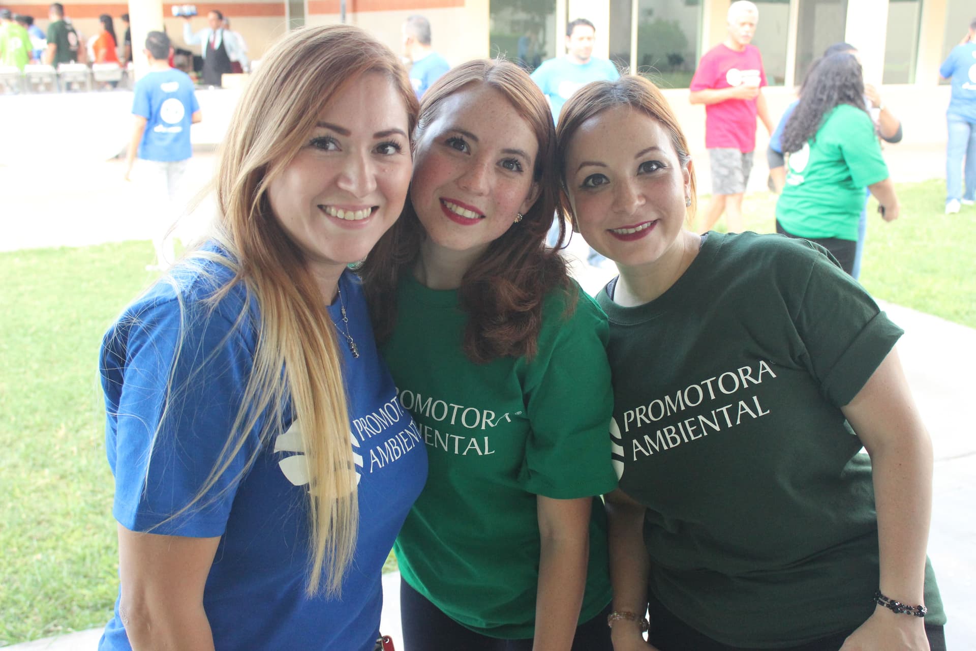 Grupo con camisetas rojas colaborando en una actividad grupal, demostrando energía y motivación durante el rally