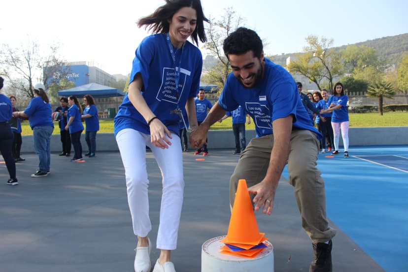 Colaboradores de ALYAX compitiendo en un rally al aire libre, destacando la estrategia y la cooperación