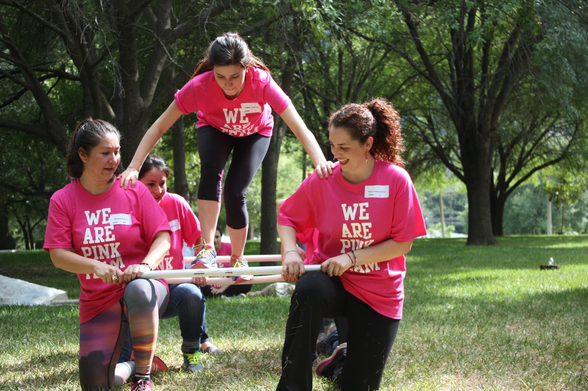 Equipo trabajando juntos en una dinámica física, mostrando cómo las actividades del rally empresarial promueven la integración