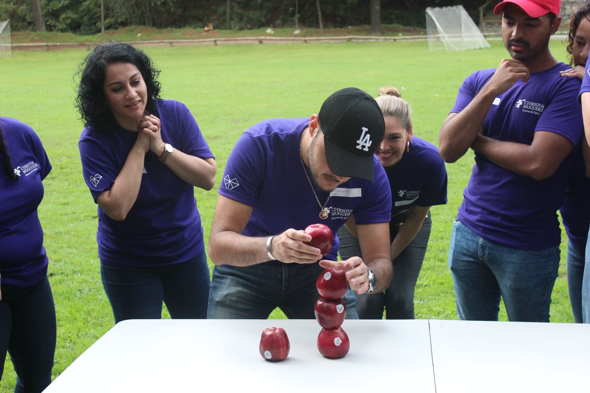 Hombre participando en un desafío individual como parte del rally, demostrando creatividad y resolución de problemas